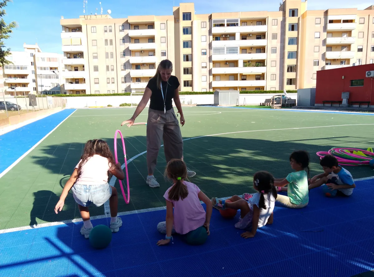 Des enfants à un club sportif ISB